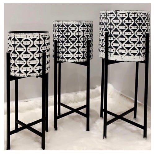 طقم من المراكن المعدنية المحفورة باللون الأسود وال...