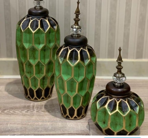 طقم من الفازات بشكل وألوان جذابة