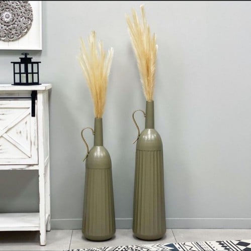 طقم من الفازات المعدنية