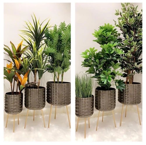 طقم من المراكن المعدنية ذات النقش والقاعدة الذهبية