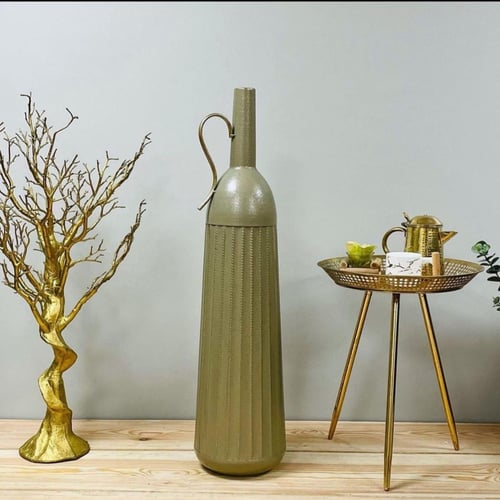 طقم من الفازات المعدنية