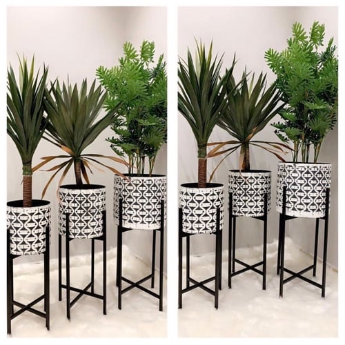 طقم من المراكن المعدنية المحفورة باللون الأسود وال...