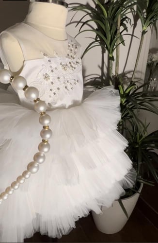 فستان اللؤلؤ مع طوق اللؤلؤ 🐚