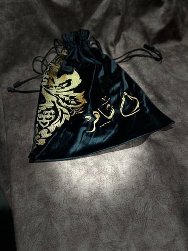 اكياس عبايات قطيفه مطرزة بالاسم