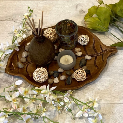 صحن ورقة شجر مع جرة عيدان معطرة وكاسة شمع