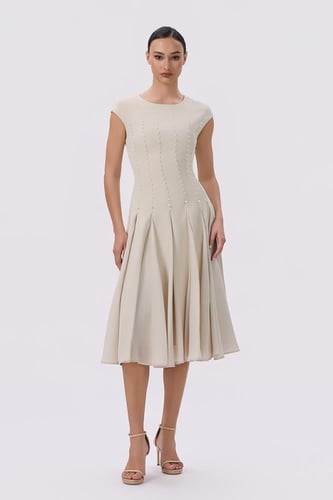 فستان بيج مطرز باللؤلؤ