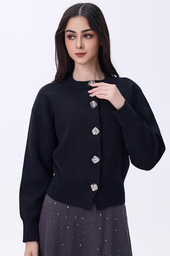 بلوزة سوداء بأزرار كريستالية