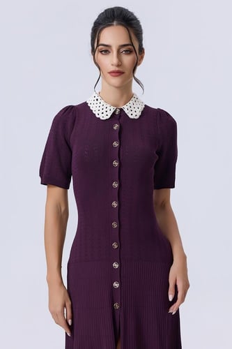 فستان بنفسجي بياقة كروشيه وأزرار أمامية