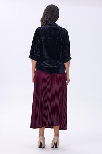 بلوزة مخملية سوداء بأزرار أمامية