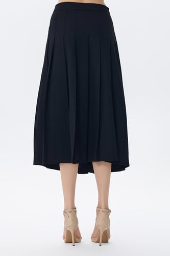 تنورة ميدي سوداء بكسرات أمامية