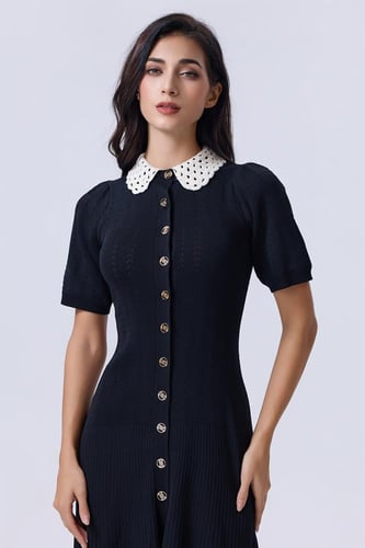 فستان أسود بياقة كروشيه وأزرار أمامية