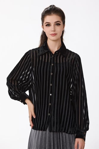 بلوزة بتقليم مخمل