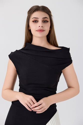 فستان كريب اسود بطرف بليسية