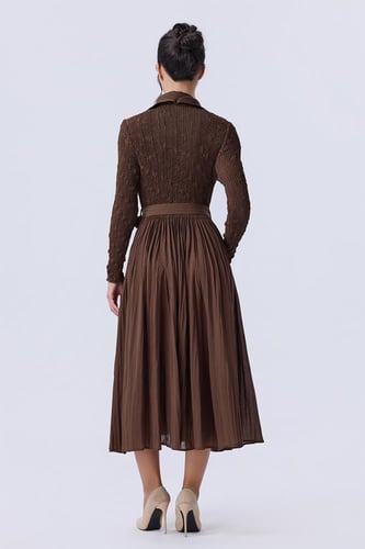 فستان بني أنيق بتصميم معطف وكسرات ناعمة