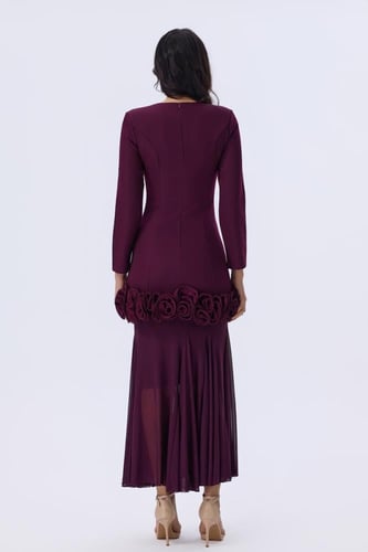 طقم عنابي بتفاصيل ورد ثلاثي الأبعاد