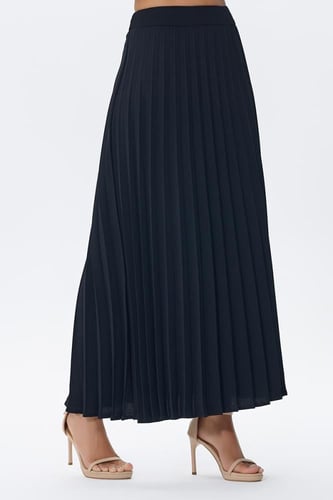 تنورة بكسرات طويلة بخصر مطاطي