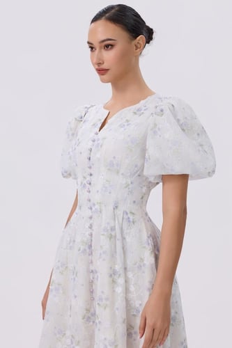 فستان أبيض ميدي بنقوش ورود ناعمة