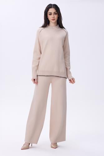 طقم بيج مكون من بلوزة وبنطلون بقصّة مريحة