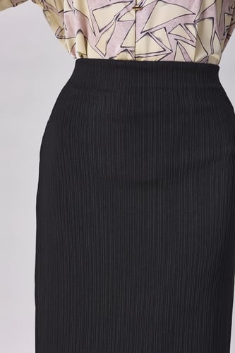 تنورة مقلم اسود ميدي