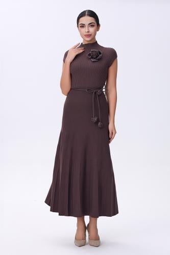 فستان بني استرتش بتفصيلة وردة وحزام خصر