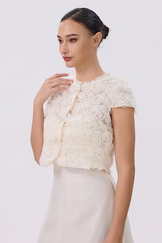 فستان ميدي أبيض مع جاكيت