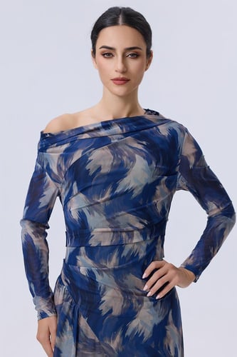 فستان طويل أزرق مطبوع بأكمام طويلة وكتف مكشوف