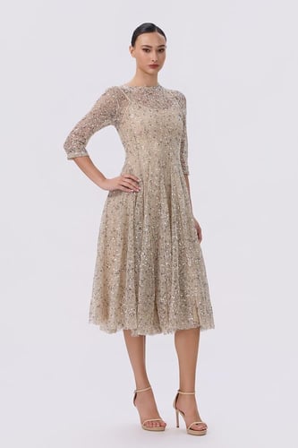 فستان بييج بتصميم شبكي ذهبي
