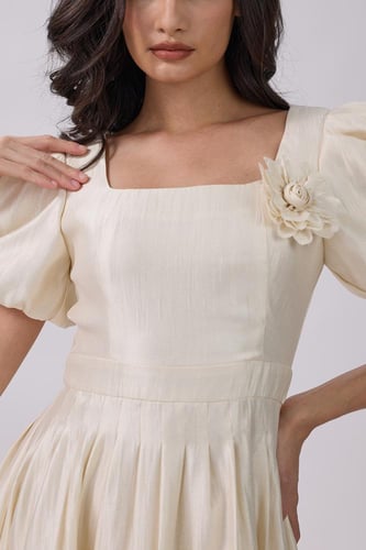 فستان بيج ميدي بأكمام منفوشة وتفاصيل أنثوية ناعمة...