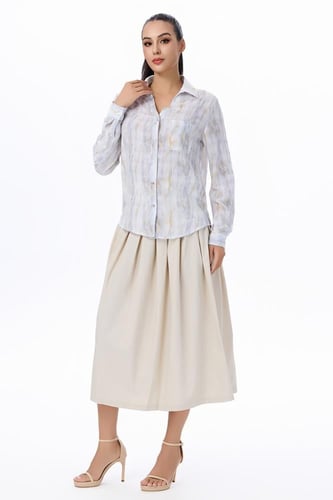 بلوزة بألوان فاتحة ونقشة مموجة