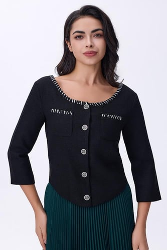 بلوزة سوداء بأزرار وتطريز متباين أنيق