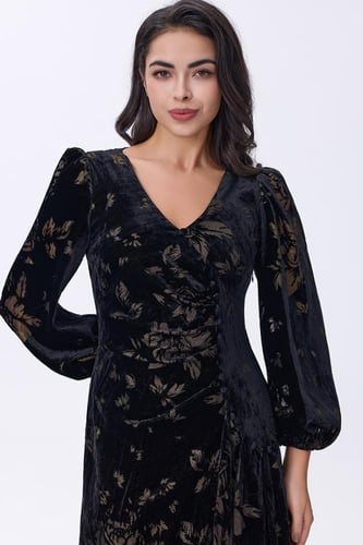 فستان أسود مخمل