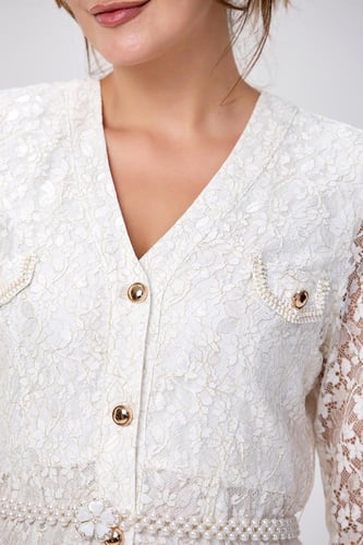 فستان دانتيل مع كلف الؤلؤ