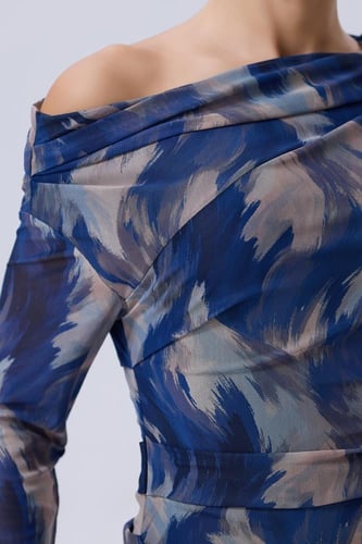 فستان طويل أزرق مطبوع بأكمام طويلة وكتف مكشوف