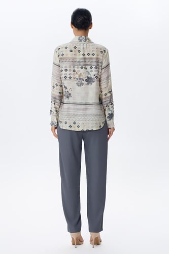 بلوزة بطبعات هندسية وزهور ناعمة