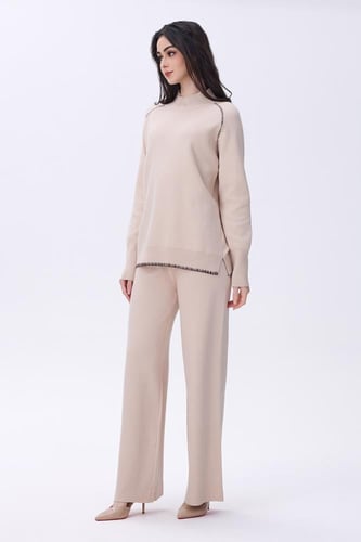 طقم بيج مكون من بلوزة وبنطلون بقصّة مريحة