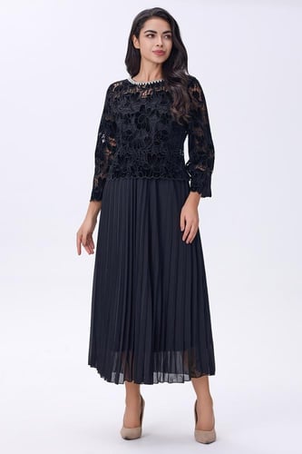 فستان أسود دانتيل بكسرات أنيقة