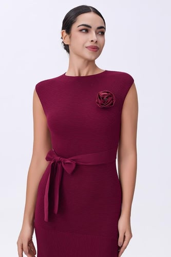 فستان شتوي عنابي بدون أكمام بربطة خصر