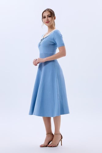 فستان استريتش بياقة مميزة