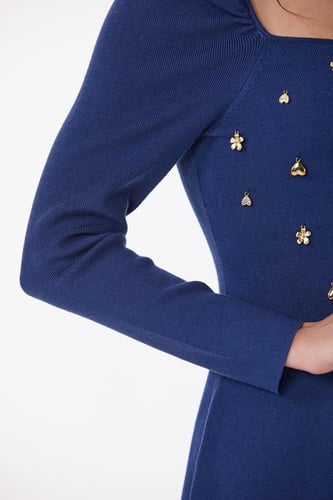 فستان صوف مع اكسسوار