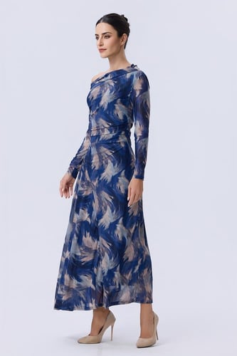 فستان طويل أزرق مطبوع بأكمام طويلة وكتف مكشوف