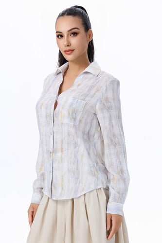 بلوزة بألوان فاتحة ونقشة مموجة