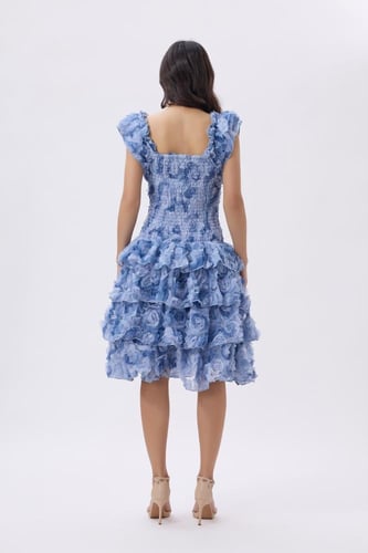 فستان أزرق قصير بطبقات وورود