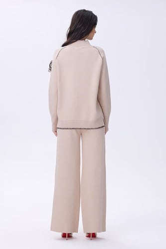 طقم بيج مكون من بلوزة وبنطلون بقصّة مريحة