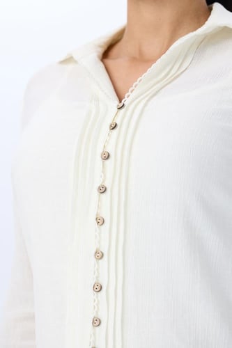 بلوزة بتفاصيل دانتيل