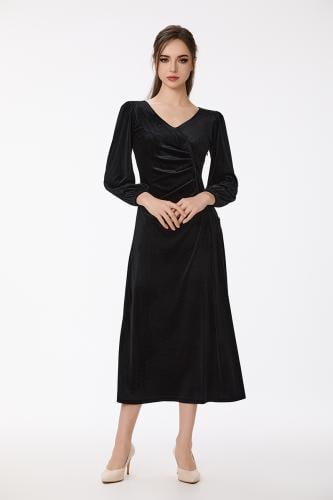 فستان مخمل مع اكسسوار