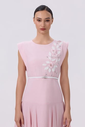 فستان وردي بتطريز على الكتف