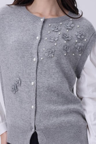 بلوزة رمادية وأكمام بيضاء بتطريز لؤلؤ وزهور ناعمة