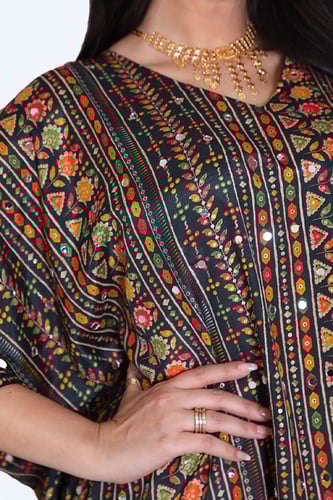 جلابية سلك حرير بتطريز غامق