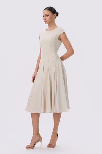 فستان بيج مطرز باللؤلؤ