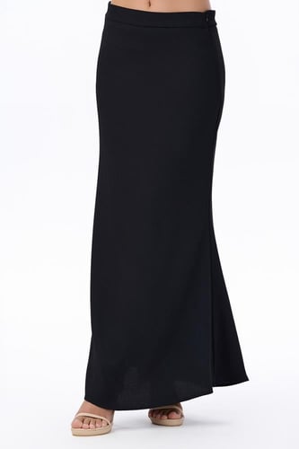 تنورة سوداء ماكسي بقصة ناعمة